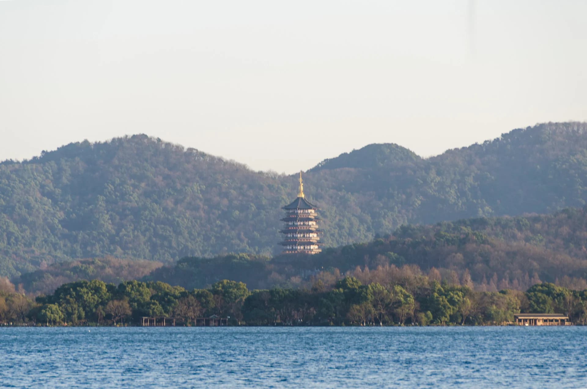 How to explore the ten classic attractions of Hangzhou's West Lake?